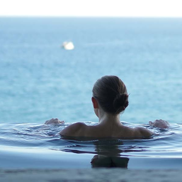 woman in pool>