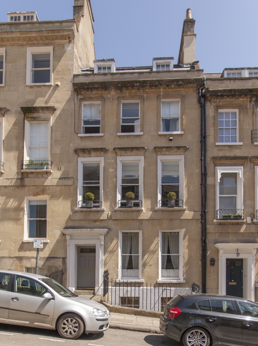 Russel Street Apartment